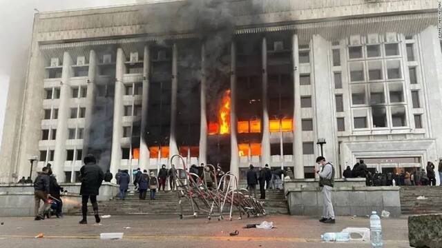 当地时间1月5日，抗议者向阿拉木图市政府大楼纵火图源：美媒