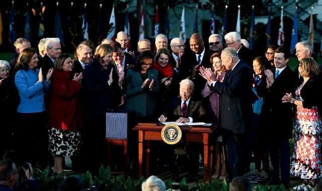 2021年11月15日，美国总统拜登在白宫签署《基础设施投资和就业法案》。摄影/本刊记者陈孟统