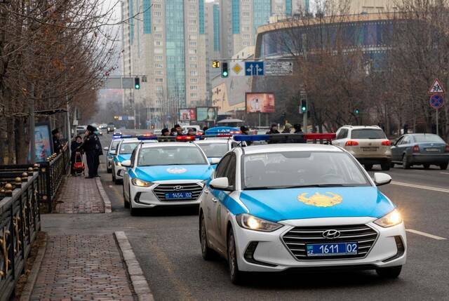 1月7日，警车在哈萨克斯坦阿拉木图街头管控。新华社图