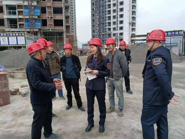 劳动保障监察部门工作人员工地走访。重庆市人力社保局供图