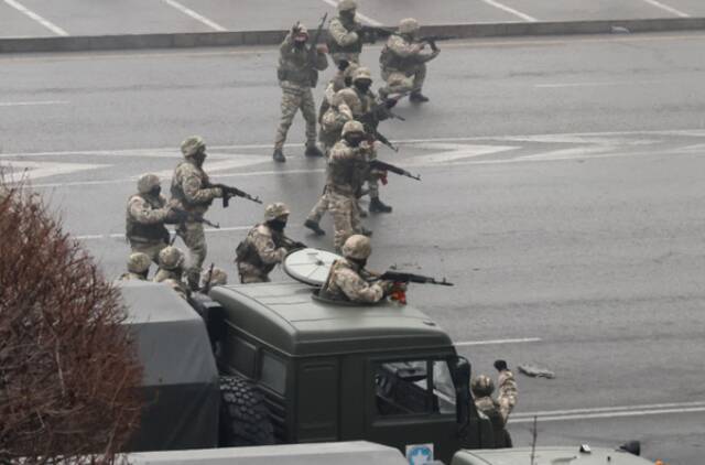 ▲哈萨克斯坦军队和安全部门人员开展暴徒“清理”行动。