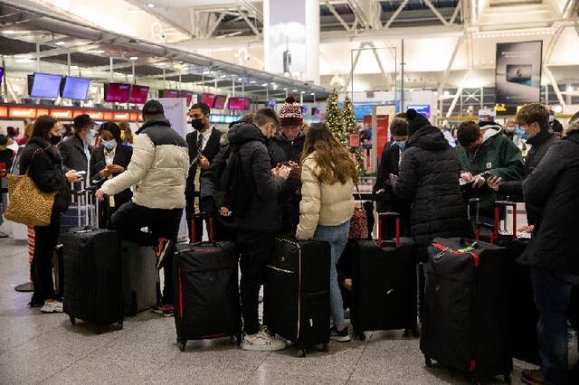 ↑2022年1月3日，一些旅客聚集在美国纽约肯尼迪国际机场4号航站楼。受疫情和天气情况影响，美国近期有数以千计航班被取消。新华社发（郭克摄）