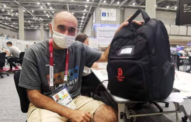 “你的背包，背到现在还没烂”：冬奥会媒体中心外国记者背着2008年北京奥运媒体包
