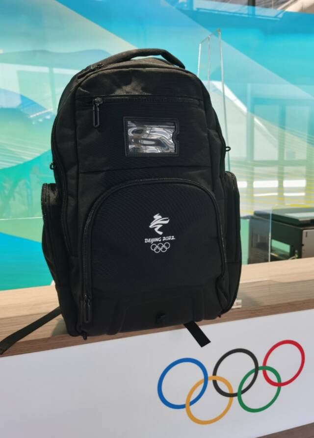 “你的背包，背到现在还没烂”：冬奥会媒体中心外国记者背着2008年北京奥运媒体包