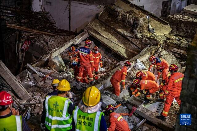 资料图片：1月7日，在重庆市武隆区凤山街道办事处食堂坍塌现场，救援人员在开展救援。新华社记者黄伟摄