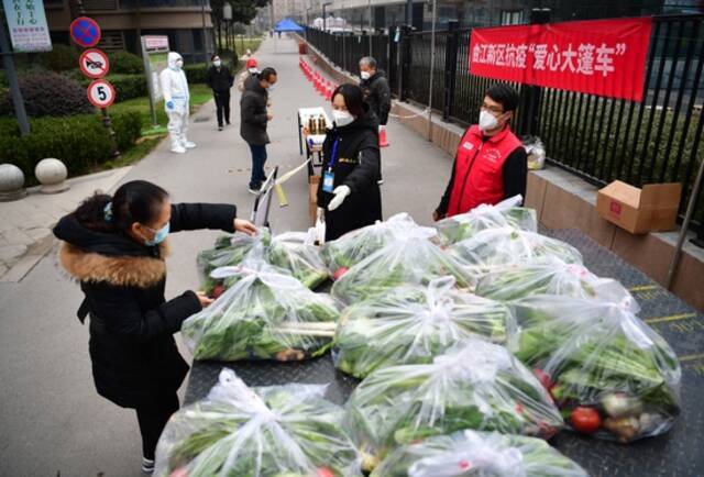1月7日，西安曲江新区一小区内，居民通过便民“爱心大篷车”买菜。新华社记者邵瑞摄