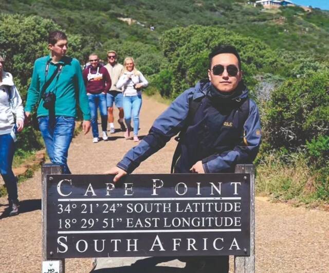 2019年10月，曹成带团在南非好望角旅游