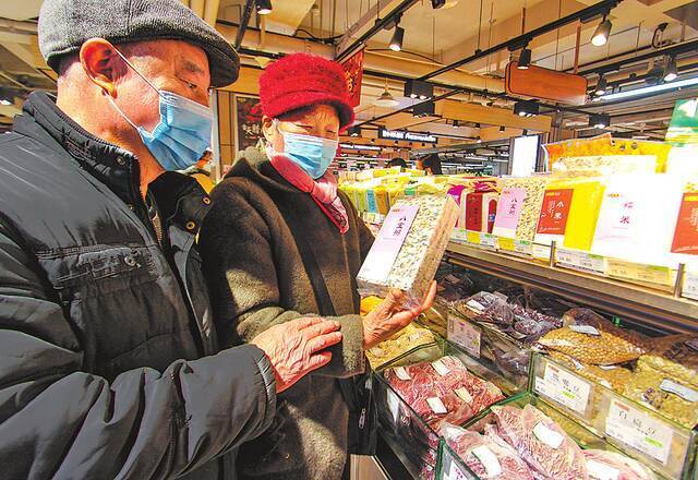 1月8日，市民在南阳市区一家大型超市选购腊八粥食材。高嵩摄