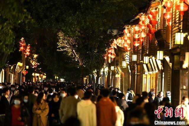 福州古街吸引许多市民和游客前来游逛。王东明摄