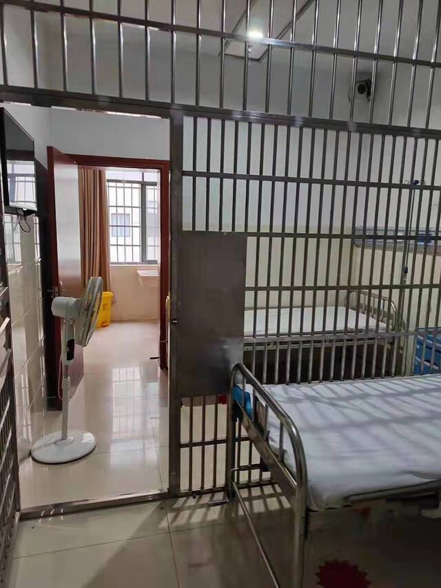 沅江市中医院的一间“缓冲病房”。肖训安称，他曾被关押在此受审。受访者供图