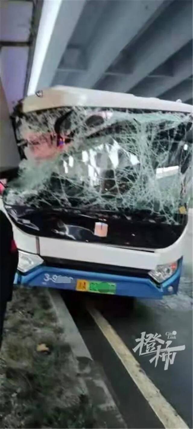 今早杭州一辆公交车撞上秋石高架匝道桥墩，有乘客送医院