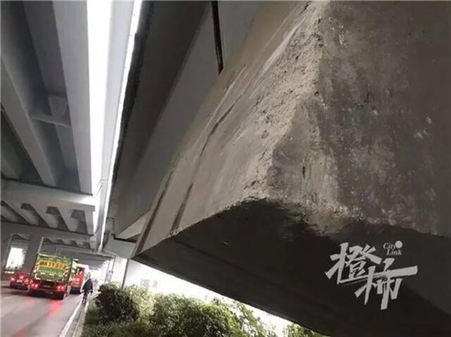 今早杭州一辆公交车撞上秋石高架匝道桥墩，有乘客送医院