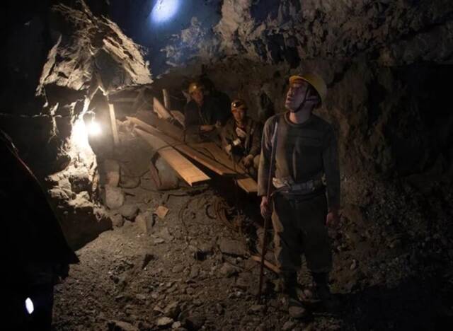 河北唐山某金矿中作业的矿工（摄于2018年）