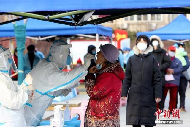 1月9日，天津市南开大学西南村，社区组织市民进行核酸检测。中新社记者张道正摄