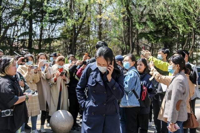 跟拍四年，我了解的镜头外的江秋莲