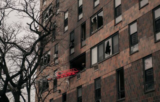 美国纽约公寓楼大火致19死63伤（现场图）