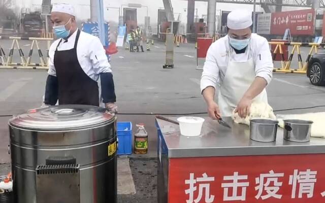 1月10日，杨记拉面新城路店的厨师们在核酸检测点旁做拉面。受访者供图
