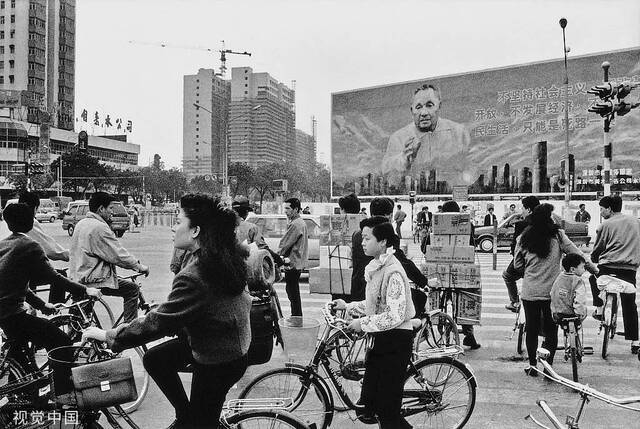 1992年，广东深圳，深南大道上的邓小平巨幅画像。
