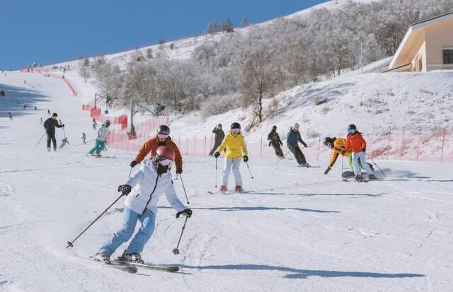 2021年12月，游客在太舞滑雪小镇滑雪。