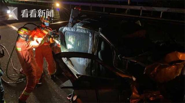 视频｜深夜高速上两车追尾 消防出动10分钟内救出3人