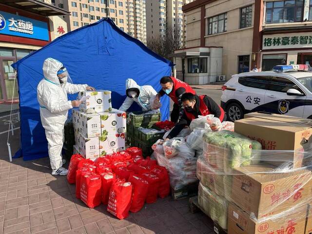 物美超市工作人员为津南区封管区内的居民运送物资。（受访者供图）