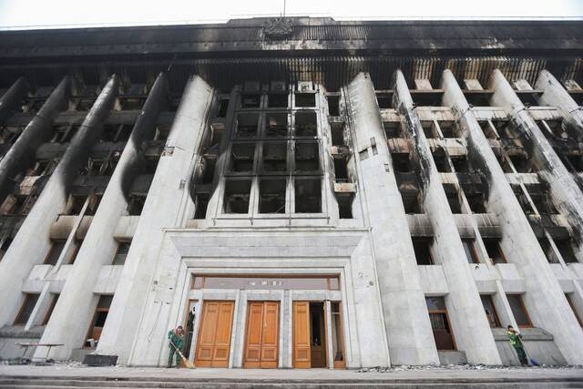 阿拉木图政府大楼被烧图自外媒
