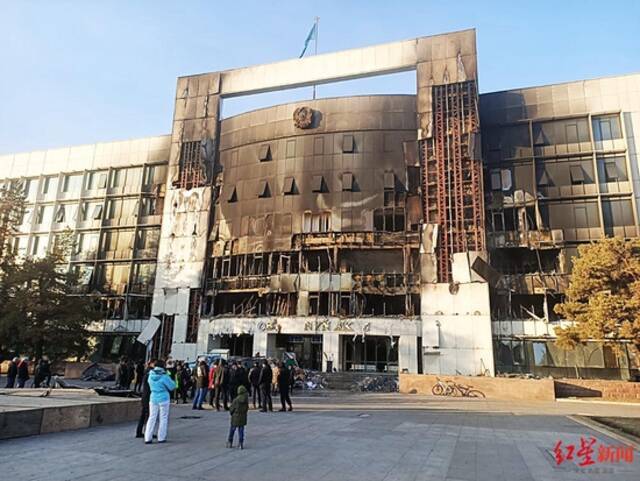 ▲1月6日，哈萨克斯坦塔尔迪库尔干，在抗议活动中被烧毁的市政大楼
