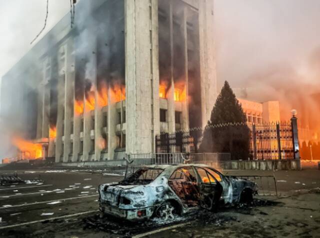 ▲当地时间2022年1月5日，哈萨克斯坦阿拉木图，由于液化天然气价格上涨，民众举行示威抗议活动，抗议者袭击了阿拉木图市长办公室，执法人员严阵以待。图据东方IC