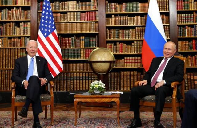 2021年6月16日，美国总统拜登（左）和俄罗斯总统普京在瑞士日内瓦的拉格朗热别墅举行会晤。（新华社发）
