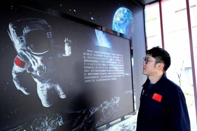 2022年1月11日，陆彬在上海航天创新创业中心一边观看探月工程介绍一边沉思。