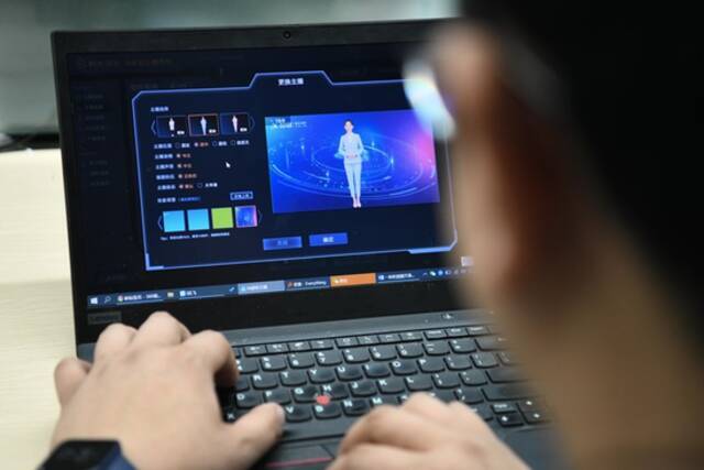 在科大讯飞股份有限公司内，研发人员在操作AI虚拟主播系统。新华社记者张端摄