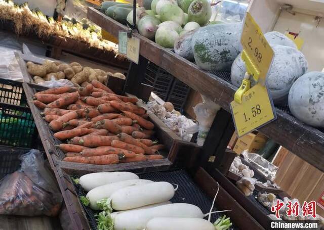 北京西城区某超市的蔬菜区。中新网记者谢艺观摄