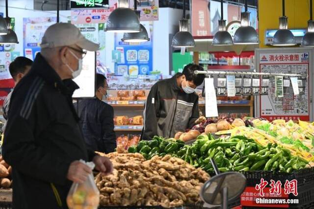 资料图：河北省石家庄市一大型超市内，市民正在选购蔬菜。中新社记者翟羽佳摄