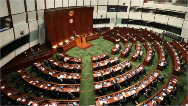 香港新一届立法会首会 会议厅悬挂国徽区徽 林郑月娥：是里程碑！