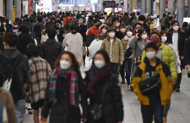 日本冲绳县，民众戴着口罩在街头行走（资料图）
