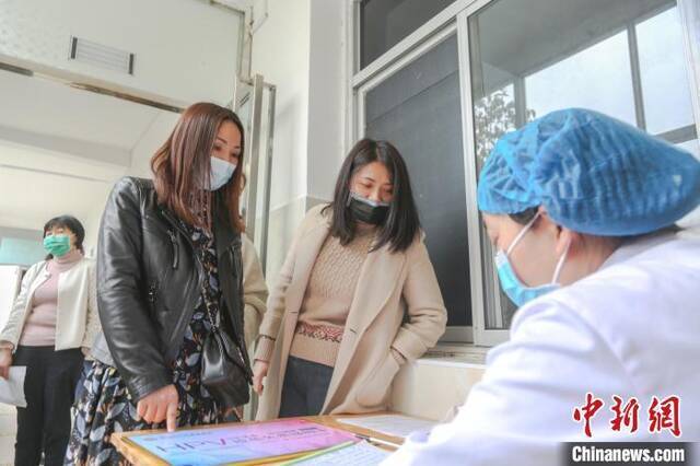 资料图：江西省宜春市靖安县子宫颈癌防治研究所，前来接种疫苗的女性正在排队登记个人信息。刘力鑫摄