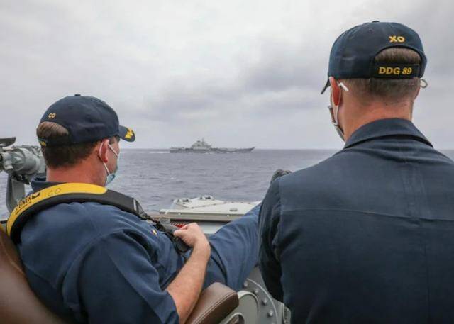 美军发布的“马斯廷”号指挥官观察辽宁舰照片。图源：美国海军