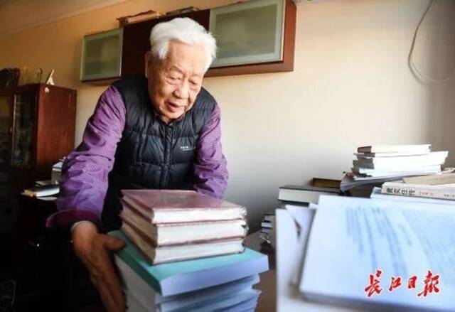 中南财经政法大学退休教授赵德馨在家中书房办公，清理案头书籍和资料。记者高勇摄