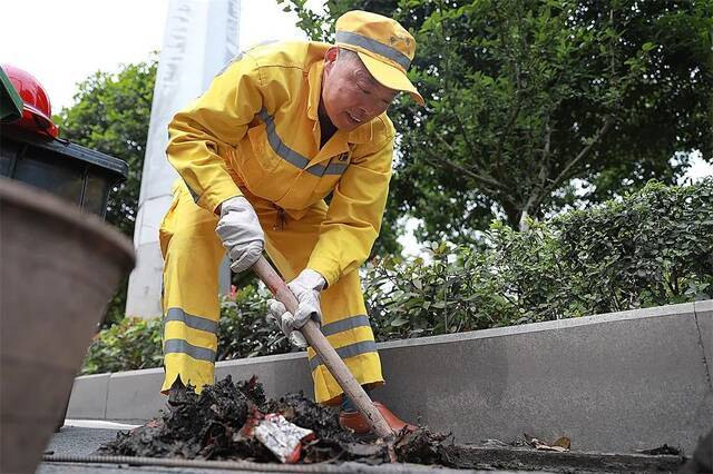 为下水口“刷牙”！重庆累计完成疏浚水篦子33.1万余个