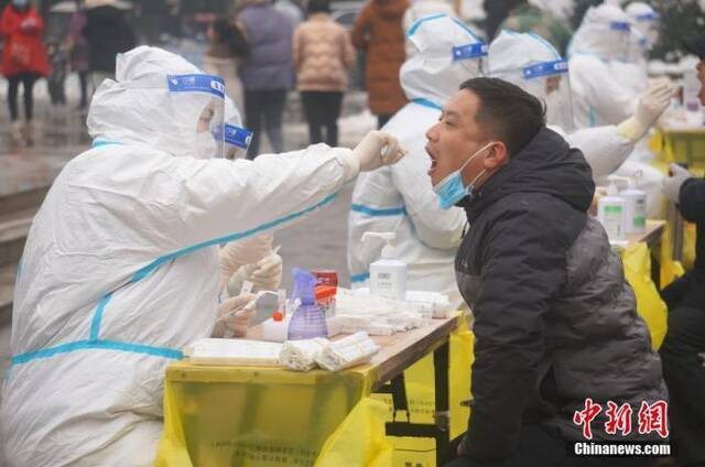资料图：图为郑州市民接受核酸检测。中新社记者韩章云摄