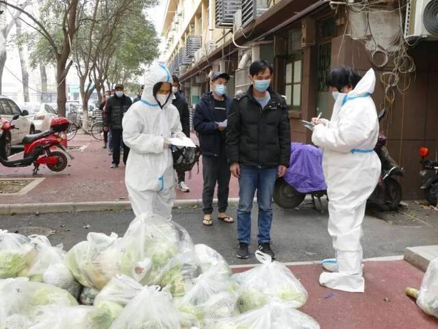 老年志愿者周秀珍（右一）组织发放爱心菜