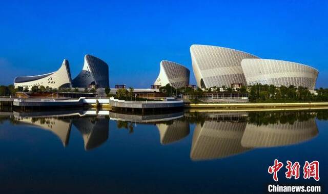 海峡文化艺术中心由5个花瓣式场馆组成，宛如一朵巨型茉莉花盛开在闽江江畔。王东明摄