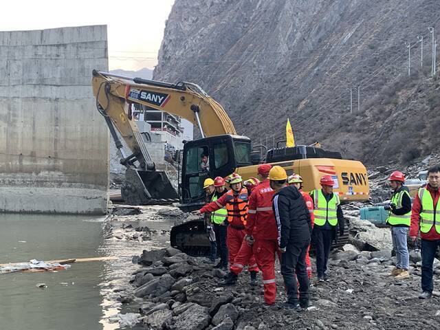 四川丹巴县关州水电站透水救援现场：正开展排水作业
