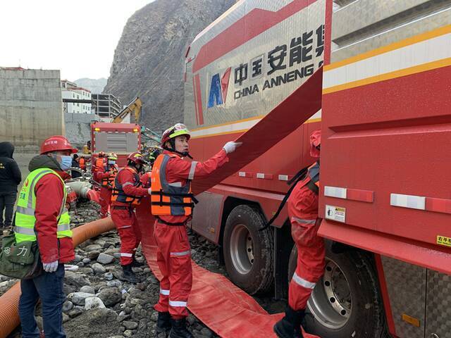 四川丹巴县关州水电站透水救援现场：正开展排水作业