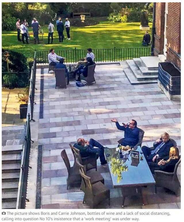 英国《卫报》刊登了一张英国首相约翰逊在2020年5月在首相官邸唐宁街10号聚会的照片，指其涉嫌违反防疫规定。（图片来源：英国《卫报》报道截图）