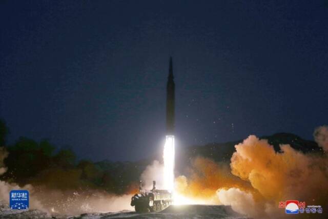 这张朝中社1月12日提供的照片显示的是朝鲜国防科学院进行高超音速导弹试射现场。新华社/朝中社