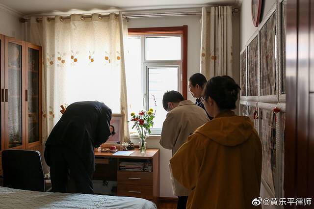 2021年4月16日，黄乐平律师团队第一次上门拜访江秋莲，在江歌的遗像前鞠躬致意。受访者供图