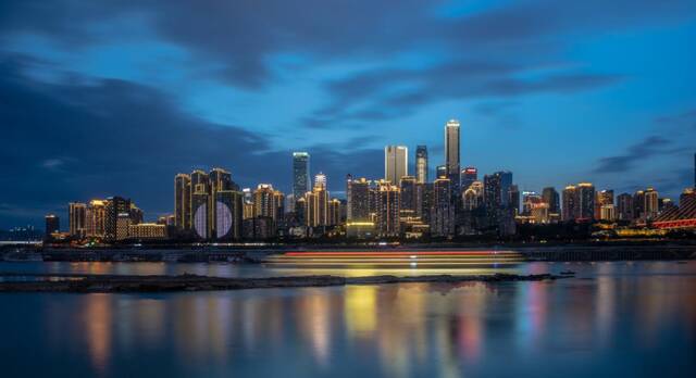 重庆的夜景，是一张名片。我们热爱这座城市，用它做背景，照进我们的生活。