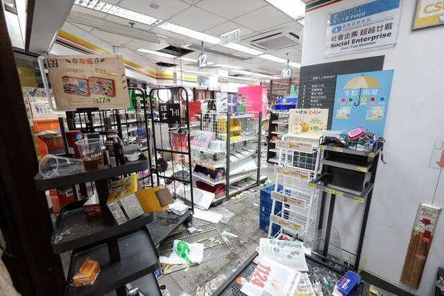 校内的便利店玻璃被砸坏，店内很多商品已经不在。
