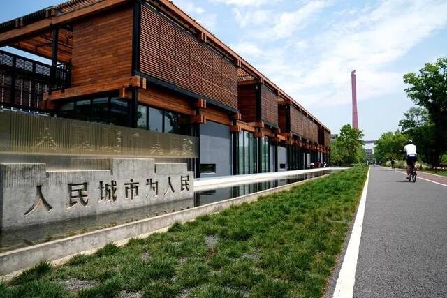 这是由百年工业遗址改造成的杨浦滨江人民城市建设规划展示馆。新华社记者刘颖摄